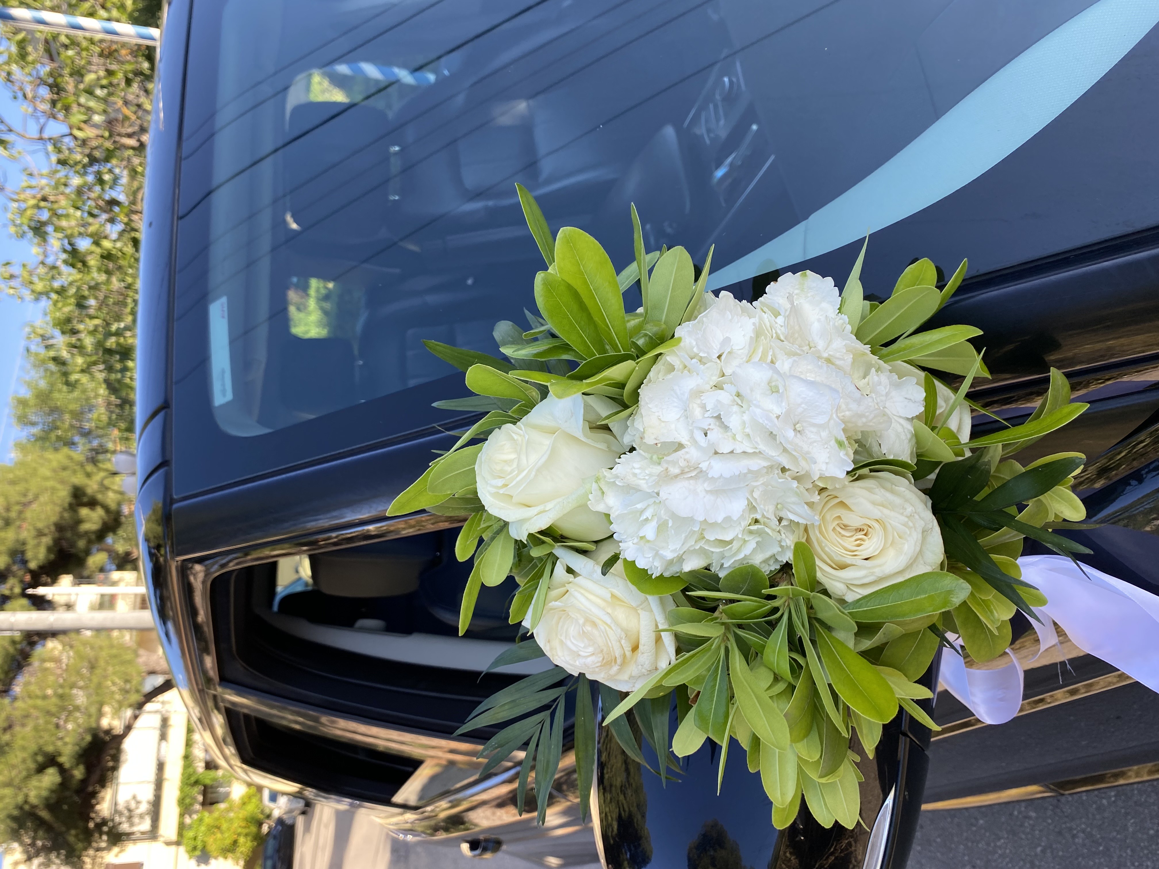 Λευκή άνθινη σύνθεση για αυτοκίνητο γάμου